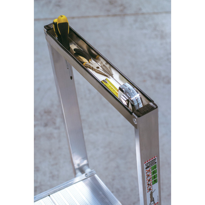 Porte-outils intégré dans le garde-corps