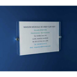 Affichage mural en plexiglas