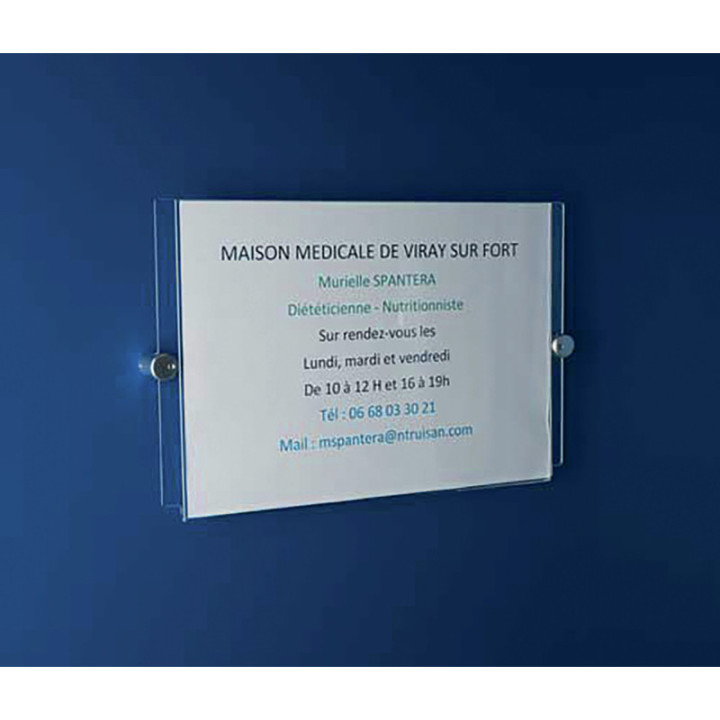 Affichage mural en plexiglas