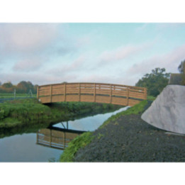 Passerelle cintrée en lamellé-collé