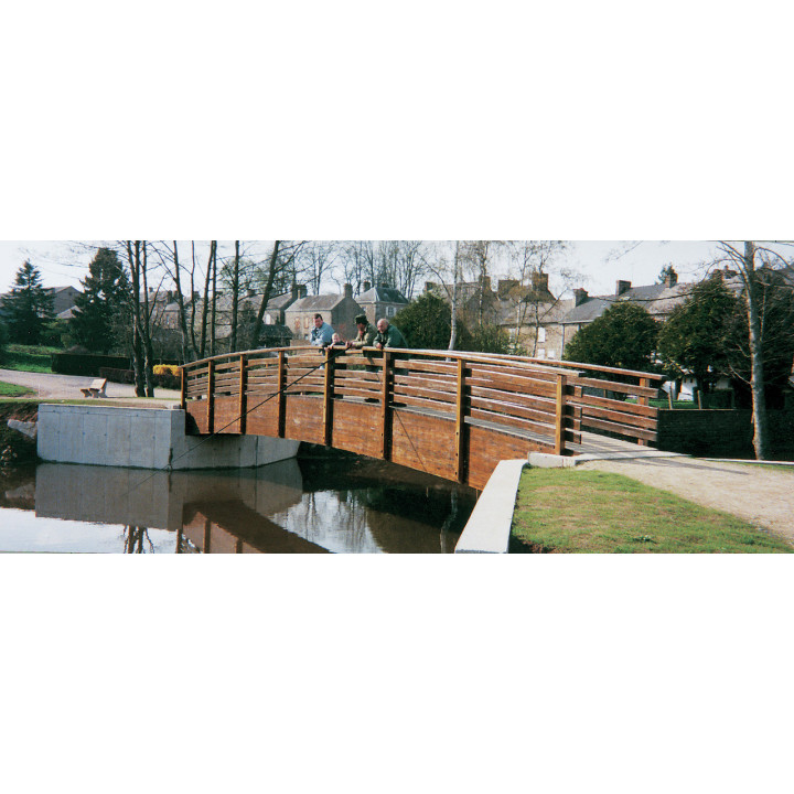 Passerelle cintrée en lamellé-collé