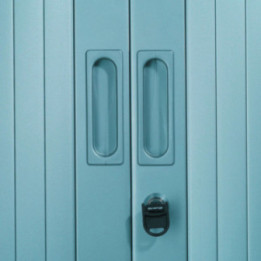 Poignée encastrée, coloris assorti au corps de l’armoire. Serrure par came à 90° anticrochetage.