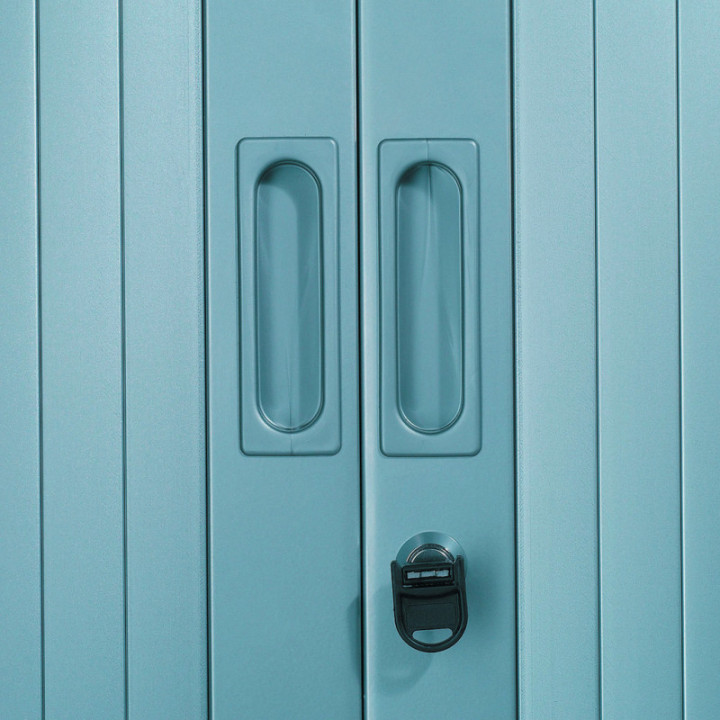Poignée encastrée, coloris assorti au corps de l’armoire. Serrure par came à 90° anticrochetage.